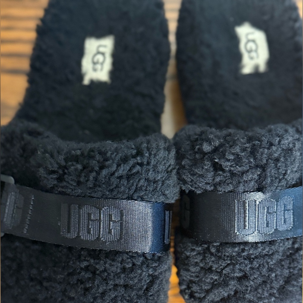 UGG Women’s Black Fluff Fluffita Platform Logo Slipper Sandal - Picture 2 of 10